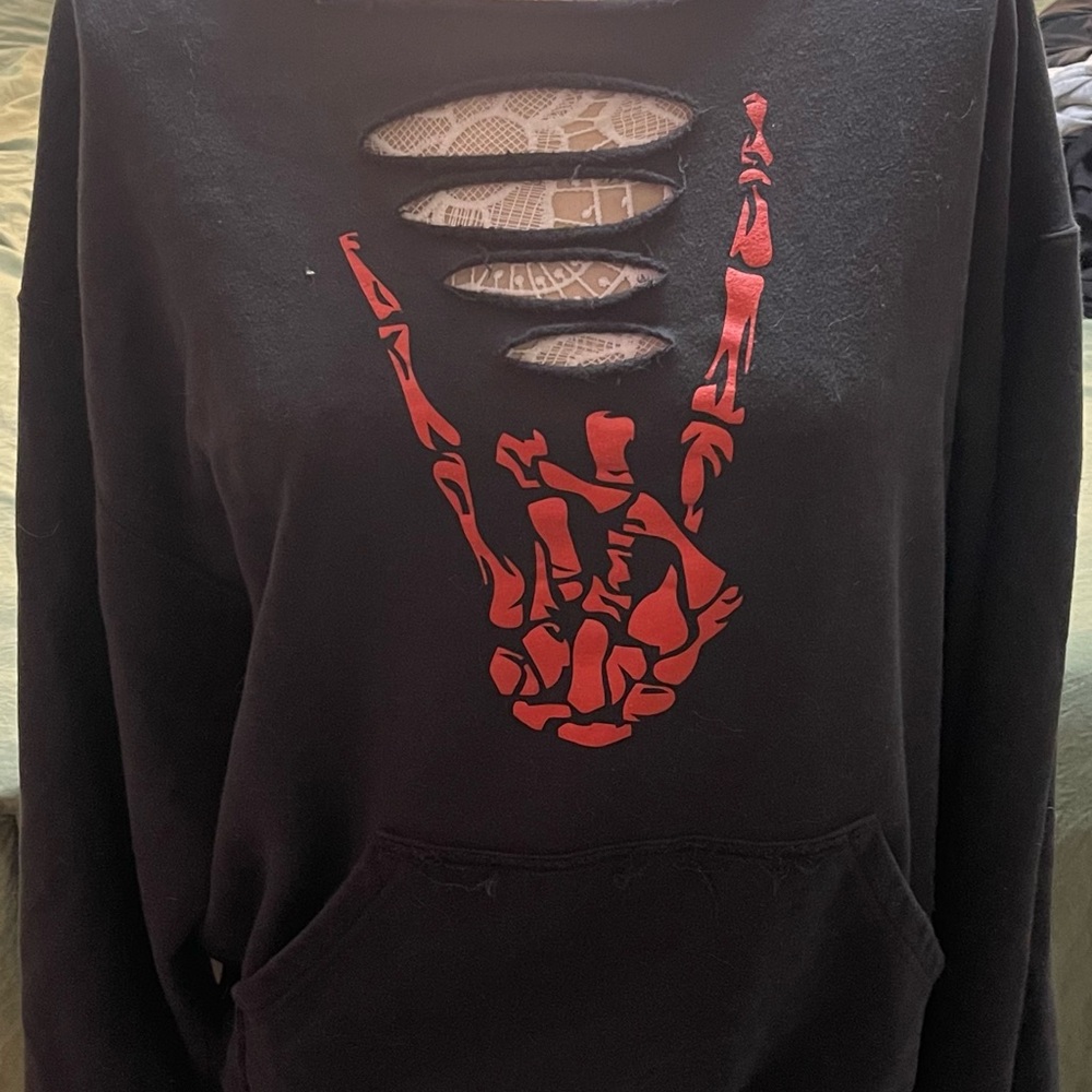 The drive clothing hoodie size 2XL doesn’t have a tag but it’s a 2XL women’s.